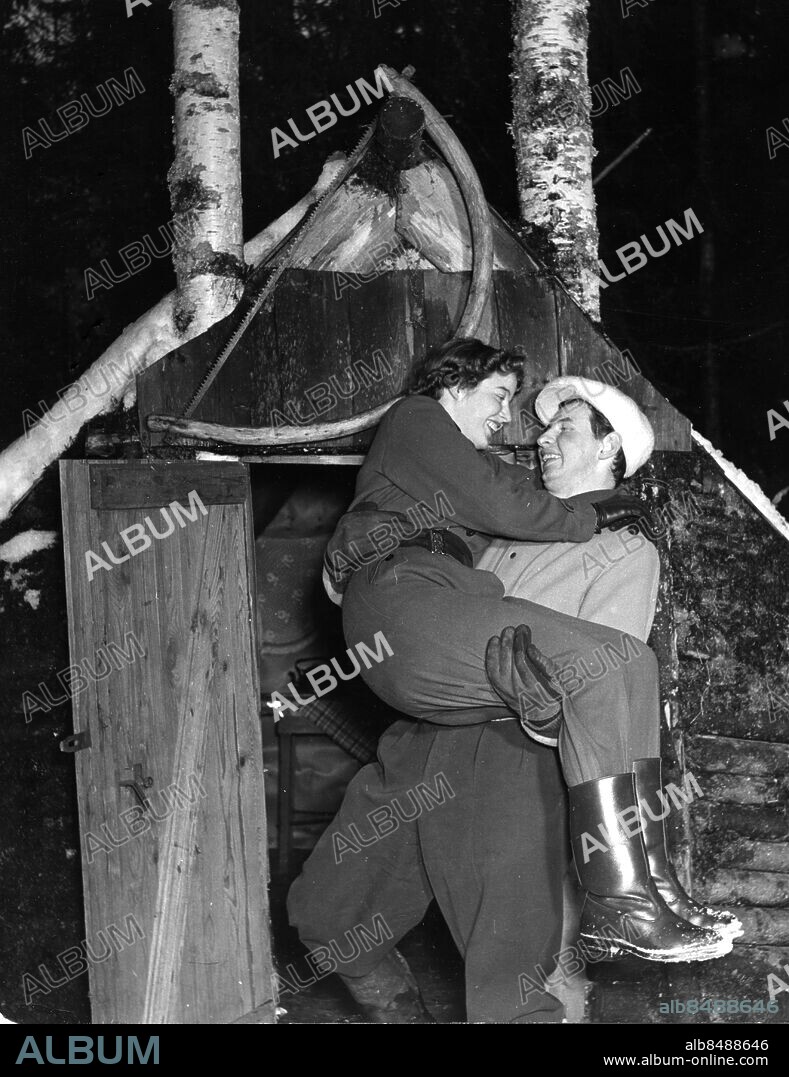 ARKIV 1953. Gösta "Snoddas" Nordgren lyfter fästmön Britta Gustafsson över tröskeln till lappkåtan.. Foito: Arne Schweitz Kod:1049. SCANPIX SWEDEN.