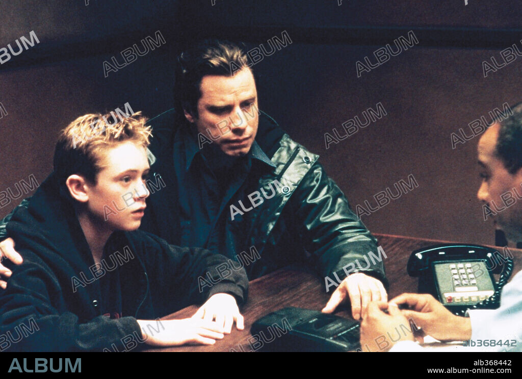 JOHN TRAVOLTA y MATTHEW O'LEARY en FALSA IDENTIDAD, 2001 (DOMESTIC DISTURBANCE), dirigida por HAROLD BECKER. Copyright PARAMOUNT PICTURES.