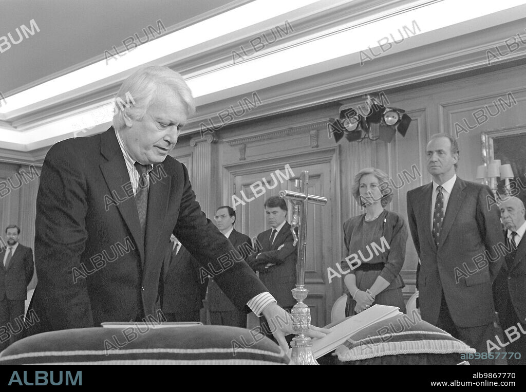 QUINTO GOBIERNO DE FELIPE GONZÁLEZ: Madrid, 7-12-1989.- Jorge Semprún Maura promete su cargo como ministro de Cultura ante el Rey don Juan Carlos en el Palacio de la Zarzuela. Al acto han asistido la Reina doña Sofia, el presidente del Gobierno, Felipe González, y los jefes de la Casa Real. A la derecha de González, Alfonso Guerra, vicepresidente del Gobierno y Javier Solana, ministro de Educación y Ciencia. EFE/jt.