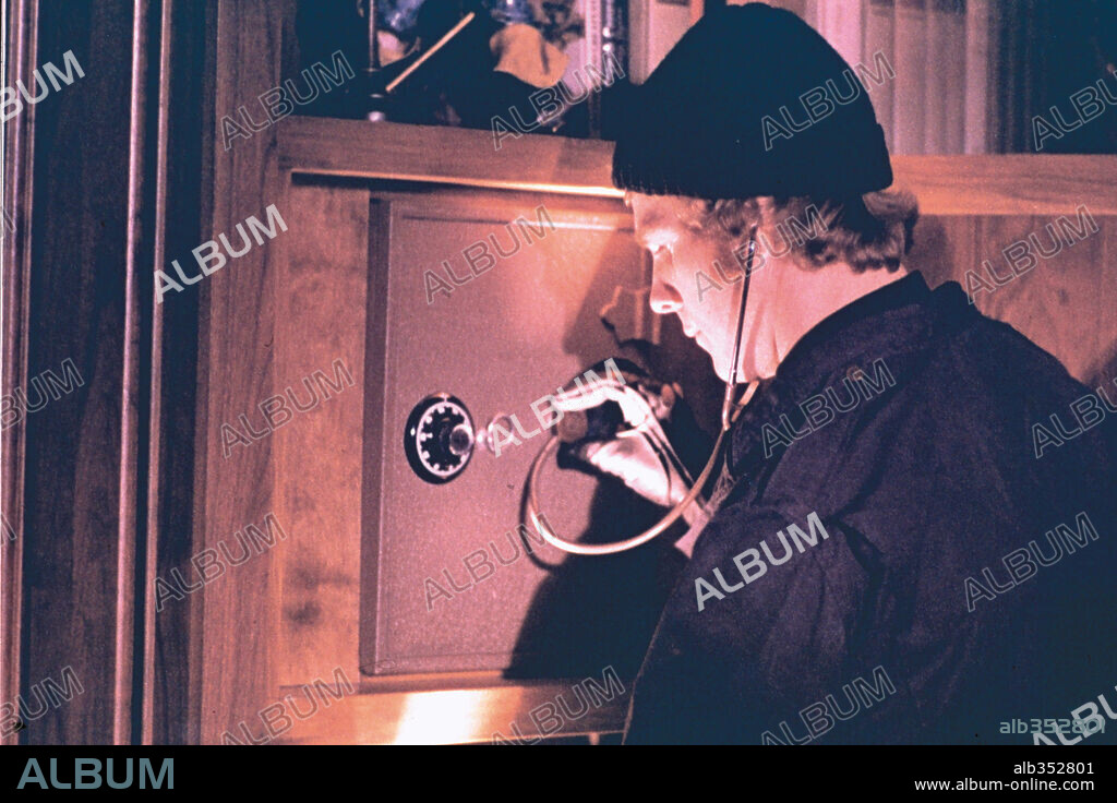 RYAN O'NEAL en EL LADRÓN QUE VINO A CENAR, 1973 (THE THIEF WHO CAME TO DINNER). Copyright WARNER BROTHERS.