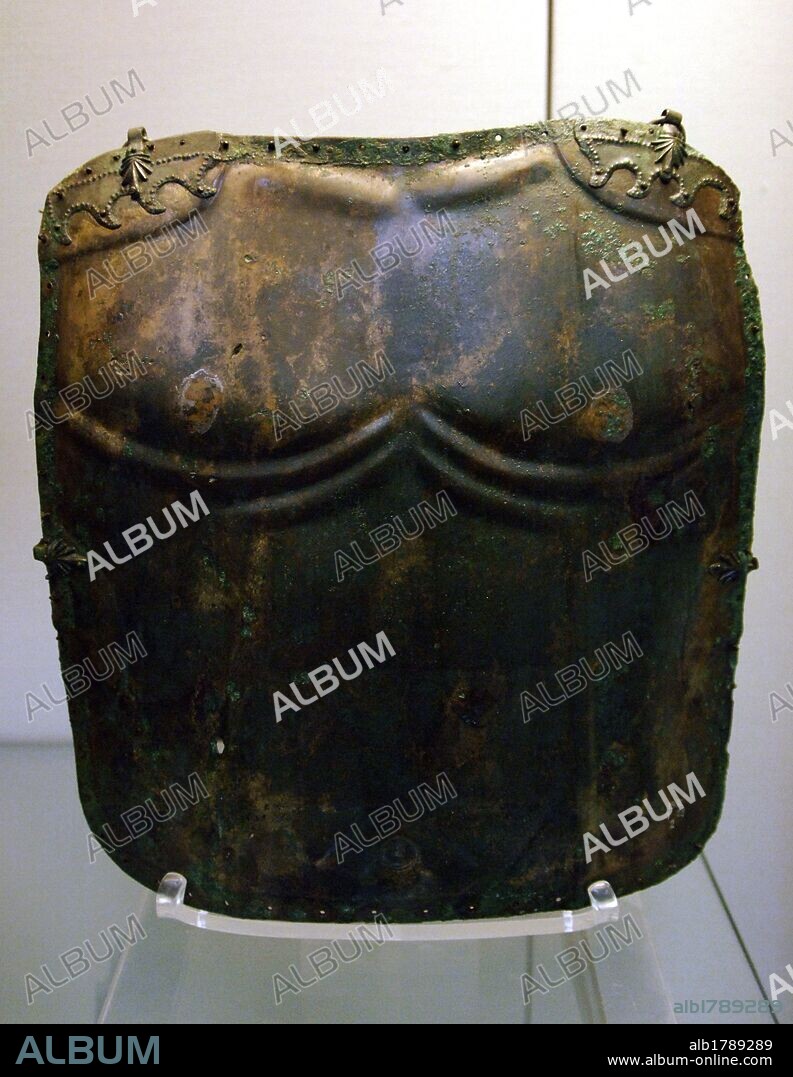 ARTE GRIEGO. SUR DE ITALIA. S. IV a. C. CORAZA de bronce fechada entre 375-325 a. C. Museo Británico. Londres. Inglaterra. Reino Unido.