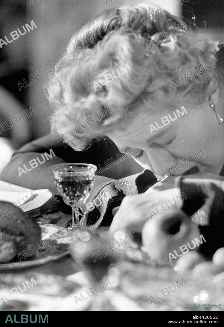 SHELLEY WINTERS in THE DIARY OF ANNE FRANK, 1959, directed by GEORGE STEVENS. Copyright 20TH CENTURY FOX.