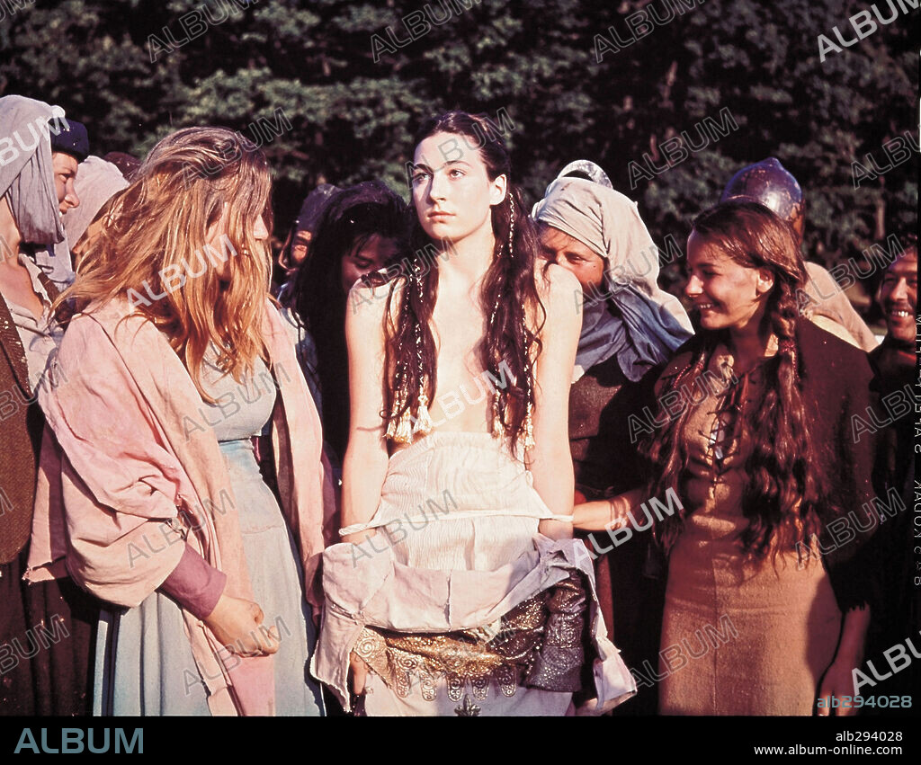 ANJELICA HUSTON en PASEO POR EL AMOR Y LA MUERTE, 1969 (A WALK WITH LOVE AND DEATH), dirigida por JOHN HUSTON. Copyright 20TH CENTURY FOX.