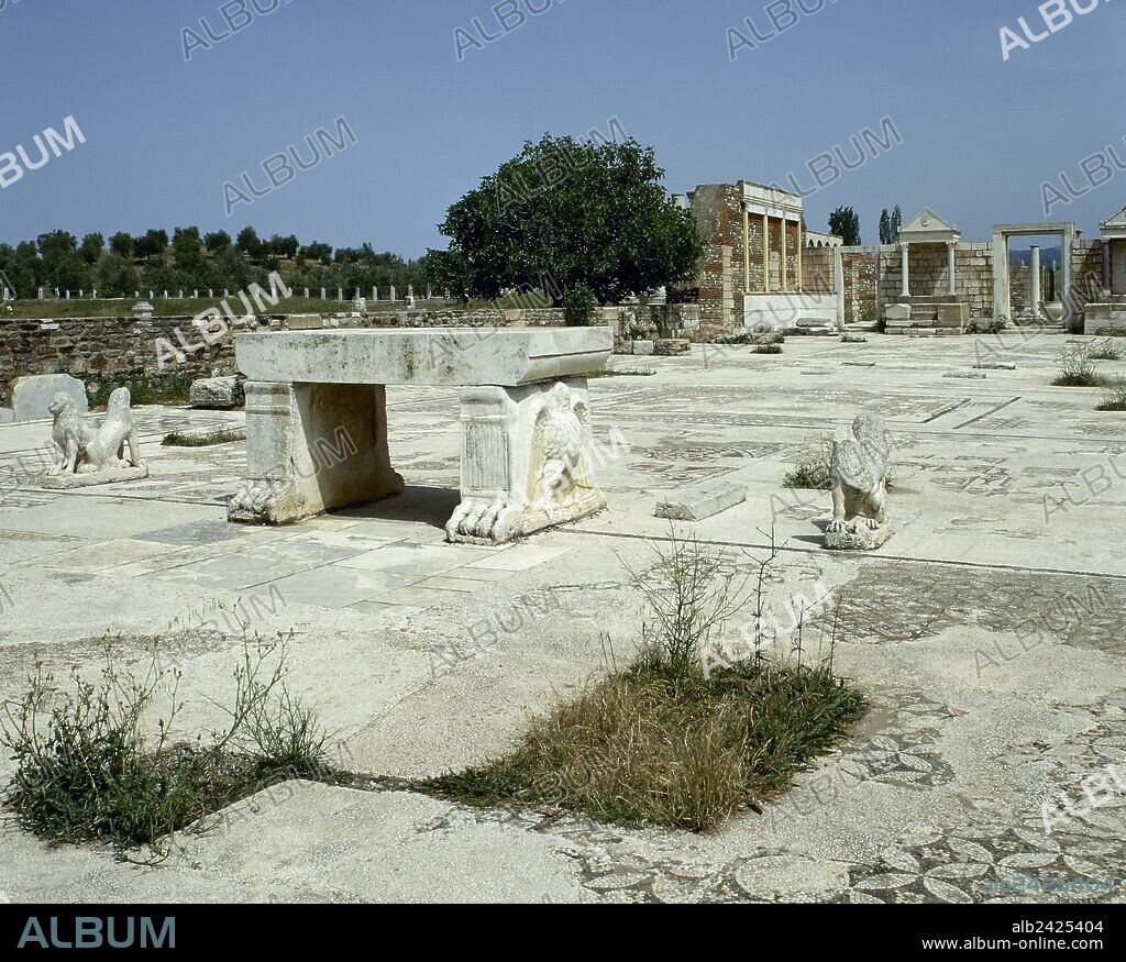 ARTE HELENICO. ASIA MENOR. SARDIS. Antigua ciudad griega y antigua capital de Lidia. Vista general de la antigua basílica romana, construida tras el terremoto del año 17 d. C. y más tarde transformada en SINAGOGA, a finales del siglo IV. En ella se han conservado los mosaicos. TURQUIA. Península Anatolica.