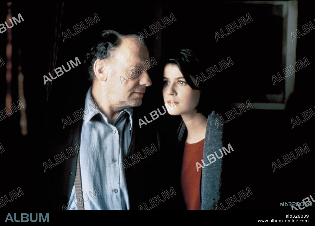 IRENE JACOB en TRES COLORES: ROJO, 1994 (TROIS COULEURS: ROUGE), dirigida por KRZYSZTOF KIESLOWSKI. Copyright CAB PRODUCTIONS/FRANCE 3 CINEMA/TSR/CANAL +.