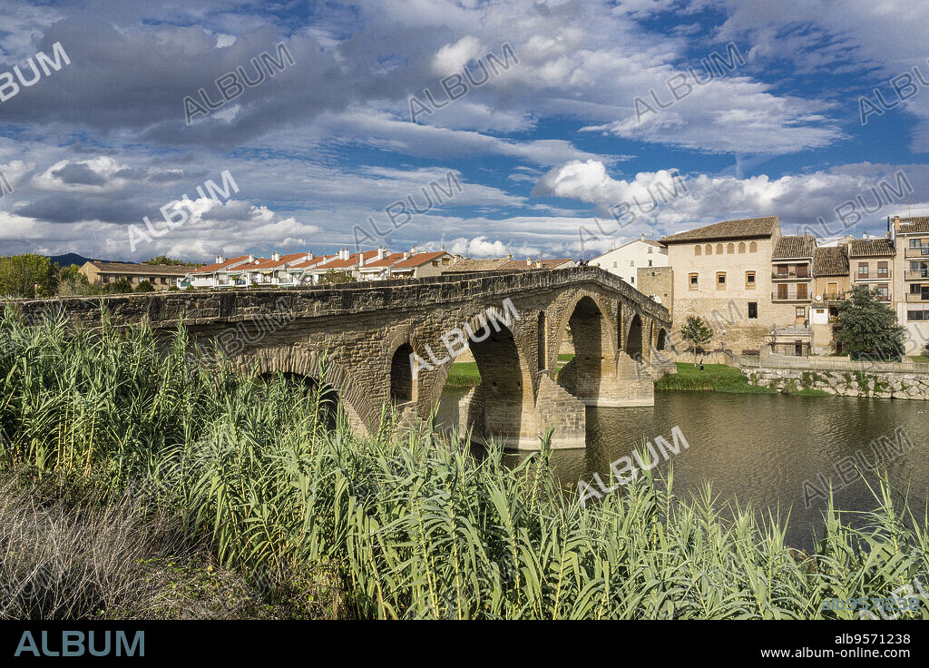 puente románico sobre el río Arga, siglo XI, Puente la Reina, valle de Valdizarbe ,comunidad foral de Navarra, Spain.