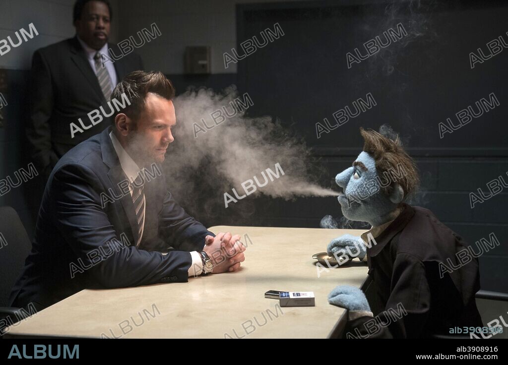JOEL MCHALE en QUIEN ESTA MATANDO A LOS MOÑECOS?, 2018 (THE HAPPYTIME MURDERS), dirigida por BRIAN HENSON. Copyright BLACK BEAR PICTURES.