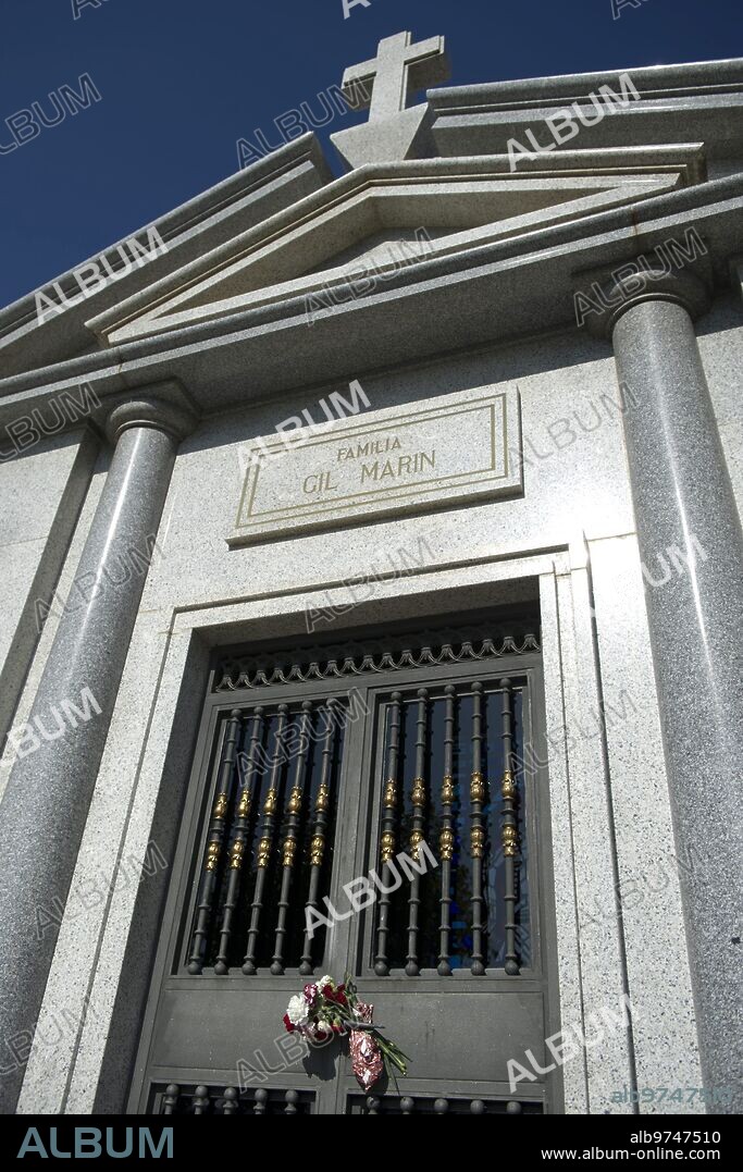 Madrid, 30/10/2011. Cementerio de la Almudena. Víspera del día de todos los santos. Tumba del empresario Jesús Gil y Gil. Foto: de San Bernardo. Archdc.