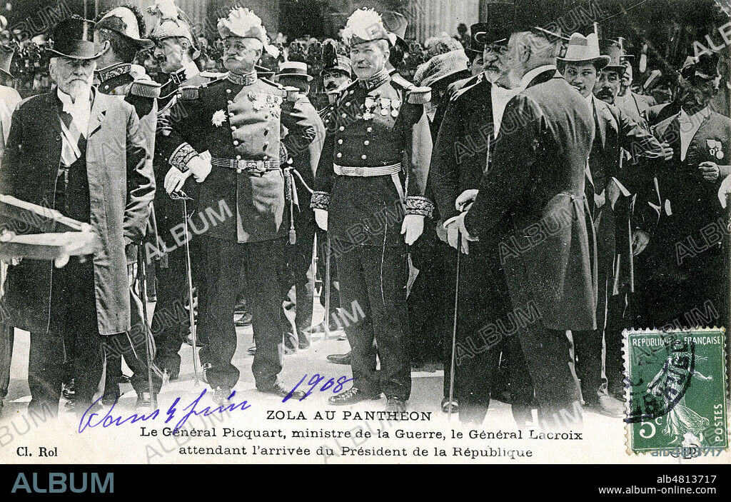 'Zola au Pantheon. Le general Picquart, ministre de la guerre, le general Lacroix attendant l'arrivee du president de la republique'. Carte postale de 1908. Credit : IM/KHARBINE-TAPABOR.