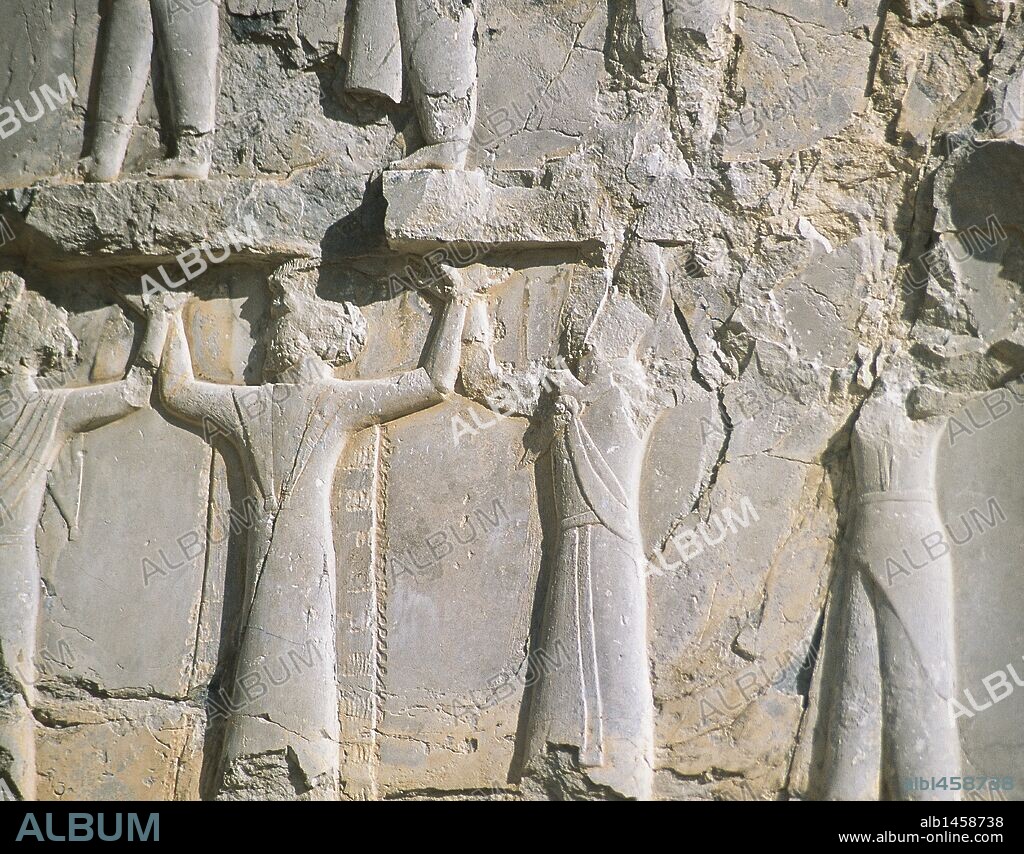 IMPERIO PERSA. PERIODO AQUEMENIDA. Siglo V aC. PERSEPOLIS (TAKHT-E-JAMSHID). Ciudad palaciega iniciada en el año 518 a. C. por orden de Darío I y destruída por Alejandro Magno en el 331 a. C. 'PALACIO DE LAS CIEN COLUMNAS O SALON DEL TRONO'. Relieve con la representación de los distintos pueblos que componen el Imperio portando el Trono Real. República Islámica de Irán.