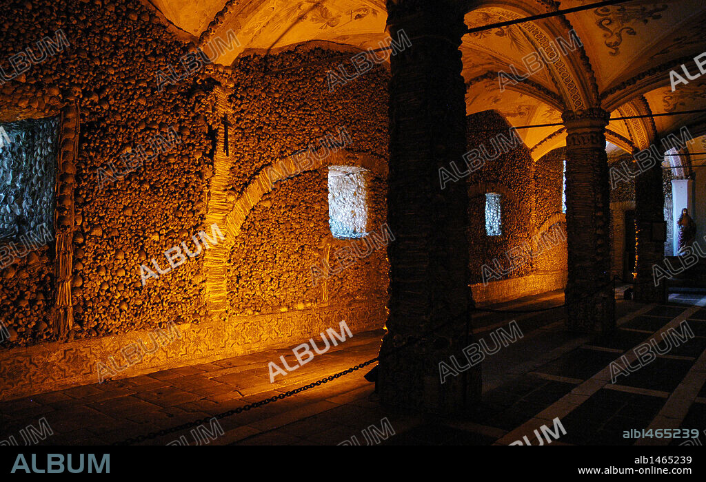 CAPILLA DE LOS HUESOS (CAPELA DOS OSSOS) situada en el interior de la IGLESIA REAL DE SAO FRANCISCO, construida a finales de la Edad Media. La capilla tiene paredes y pilares cubiertos con los huesos de personas enterradas en el cementerio del convento. Fechada en el siglo XVI. Vista del interior. EVORA. El Alentejo. Portugal.