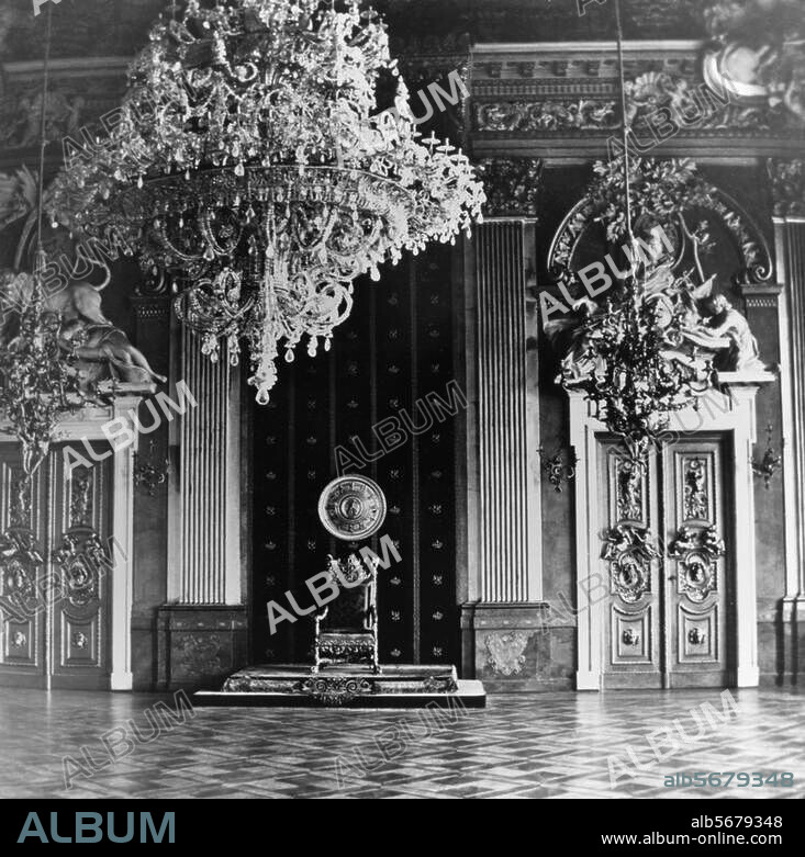 Berlin-Mitte, Berliner Schloss (Stadtschloss). Rittersaal: Westwand mit Thronhimmel. Foto, um 1900 (Lucien Levy).