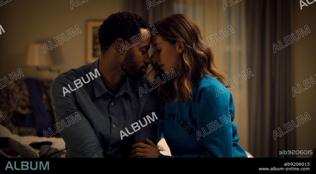 ALISON BRIE and JAY ELLIS in SOMEBODY I USED TO KNOW, 2023, directed by DAVE FRANCO. Copyright AMAZON STUDIOS.