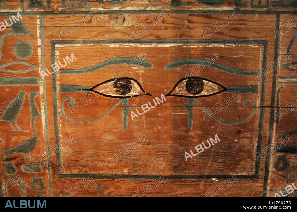 ARTE EGIPCIO. IMPERIO MEDIO. SARCOFAGO DE GUA. Exterior del sarcófago realizado en madera de cedro pintada. Detalle del PAR DE OJOS en la cara este que permitían al difunto "mirar" hacia el amanecer. Fechado hacia el 1850 a. C. Museo Británico. Londres. Inglaterra. Reino Unido.