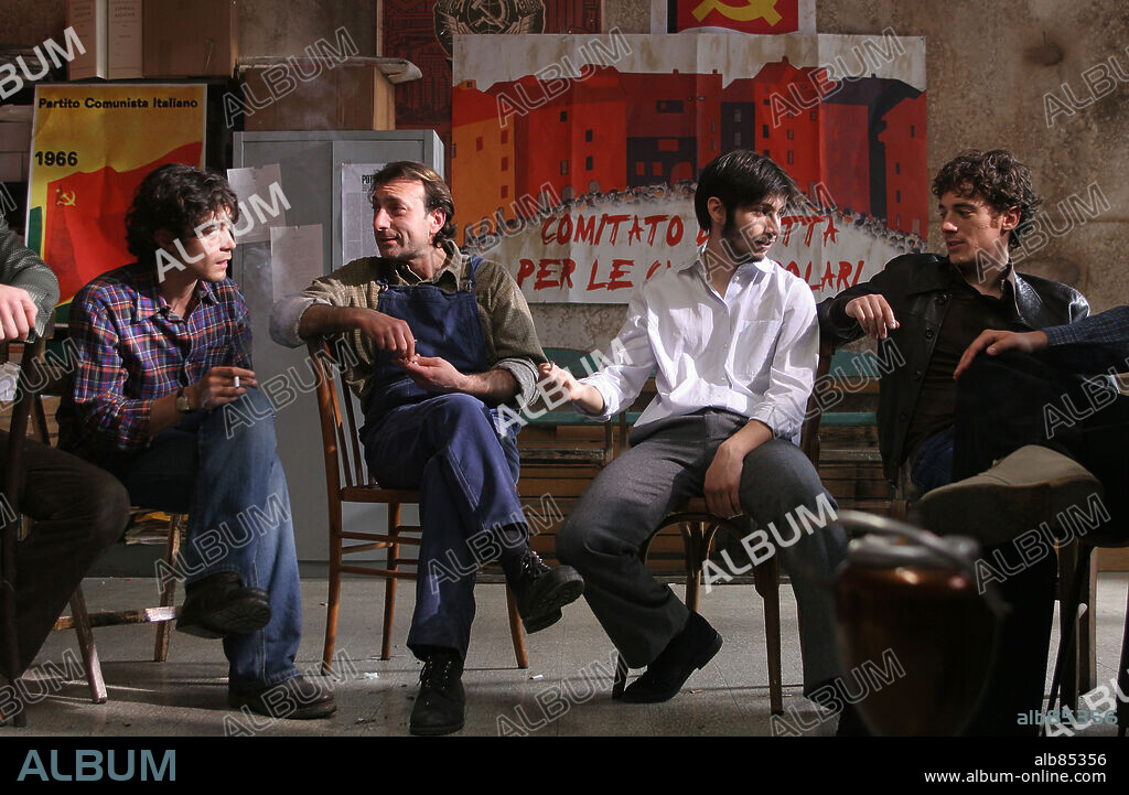 ELIO GERMANO et RICCARDO SCAMARCIO dans MIO FRATELLO E FIGLIO UNICO, 2007, réalisé par DANIELE LUCHETTI. Copyright CATTLEYA/BABE FILM.