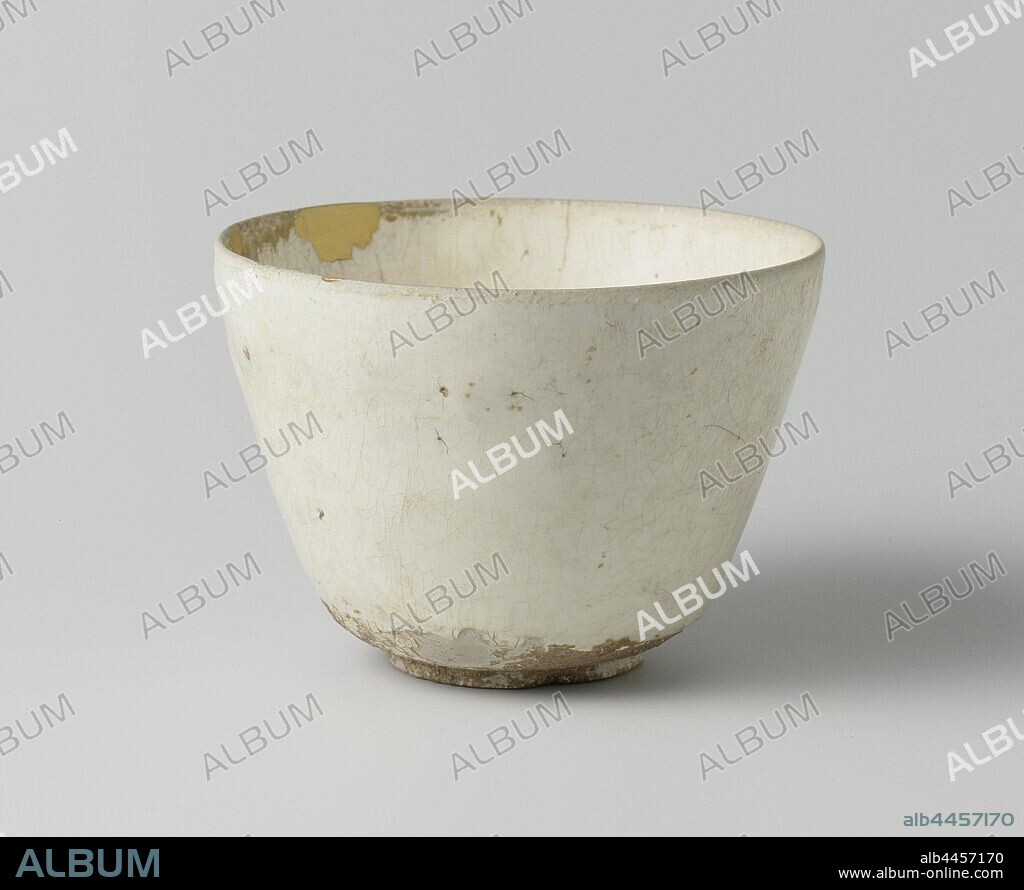 Bowl with three spur marks and a gold laquer repair. a gray white / green, crackled glaze. Three proen at the bottom of the bowl. The border with a Japanese gold lacquer repair in three places. Baking sand at the bottom. Celadon (Yue) [?]., anonymous, China, c. 1100 - c. 1299, Song-dynasty (960-1279) / Yuan-dynasty (1279-1368), stoneware, glaze, gold (metal), vitrification, h 8.9 cm d 12.6 cm d 5.1 cm.