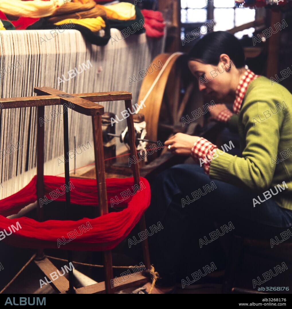 Fabricación de mantas morellanas en Morella. Provincia de Castellón. Años 70.