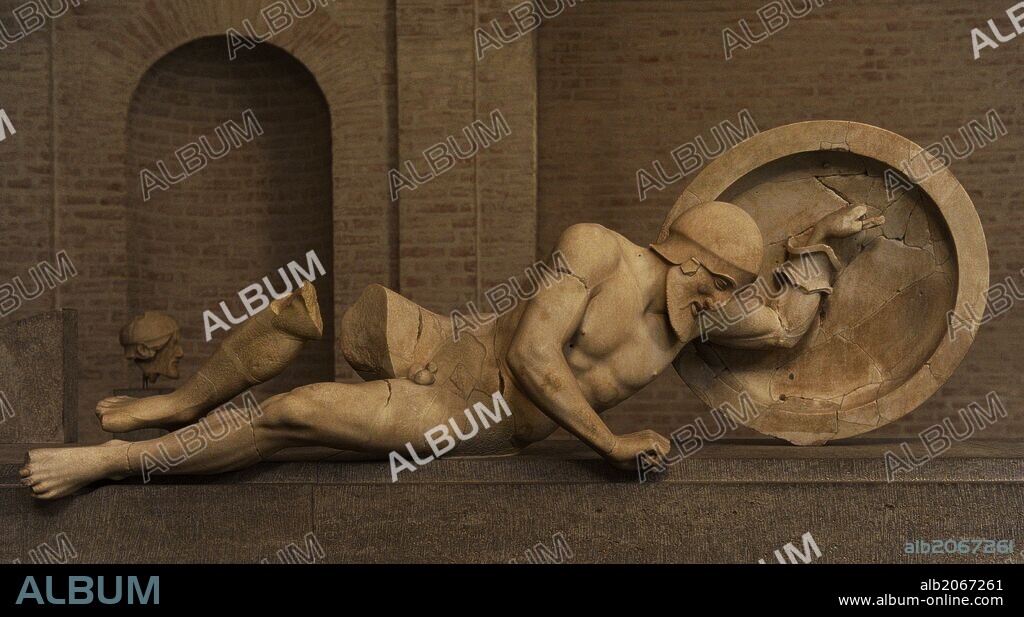 ARTE GRIEGO. GRECIA. Grupo escultórico del Frontón Este del templo de Egina. Alrededor de 480 aC. El moribundo rey Laomedonte de Troya. Glyptothek. Munich. Alemania. Europa.