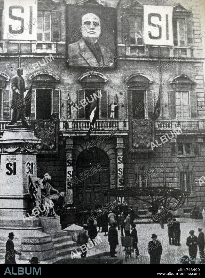 ' Si. Propagande fascite dans les rues de Rome en faveur de Benito MUSSOLINI (1883-1945).' Photograpie anonyme de 1929. Credit : Collection NBL/KHARBINE-TAPABOR.