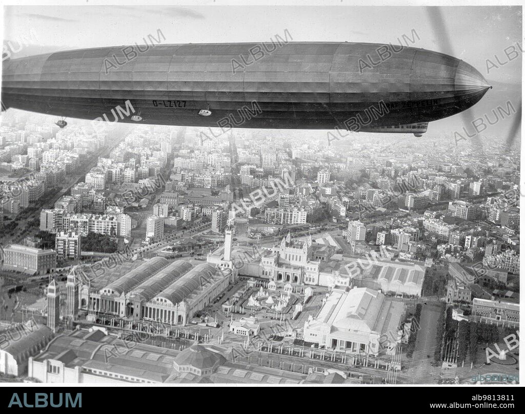 Barcelona, 16/5/1929. El dirigible Conde Zeppelin sobrevolando la ciudad condal durante la celebración de la Exposición Internacional de 1929.