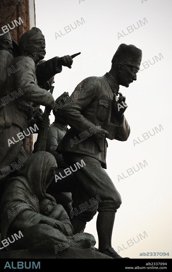 Turquía. Estambul. Monumento a la República, realizado en 1928 por Pietro Canonica (1869-1959). Conmemora la creación de la República Turca en 1923. Detalle del grupo de estatuas, donde destaca Kemal Atatürk. Plaza Taksim.
