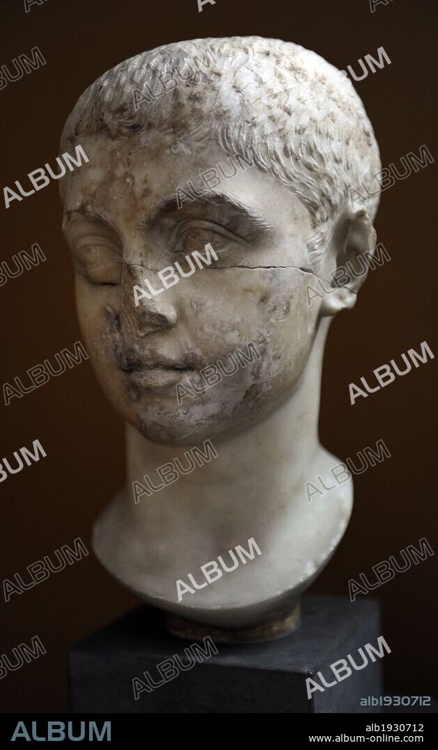 Marco Aurelio Severo Alejandro, conocido como Alejandro Severo, (208-235). Emperador romano desde el año 222 hasta el 235, siendo el último emperador de la dinastía severa. Cabeza procedente de una estatua. Realizada de mármol. Fechada en le S. III d. C. Museo Carlsberg Glyptotek. Copenhague. Dinamarca. Norte Europa.
