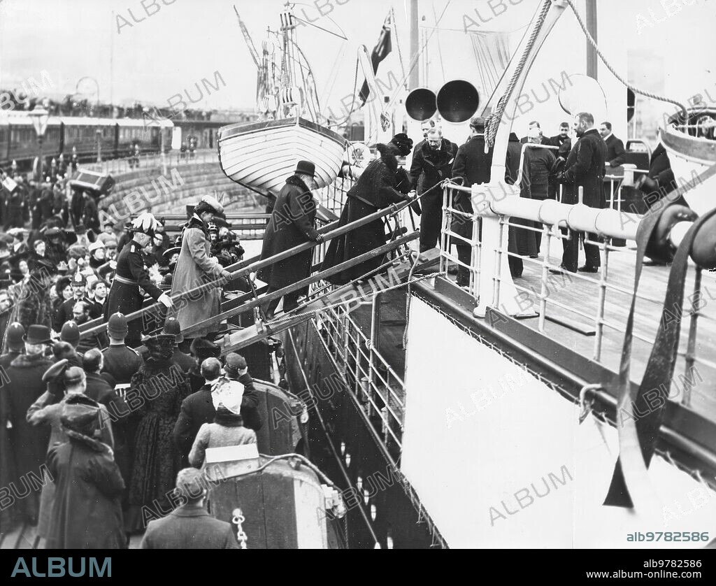 Febrero 1907. El viaje de los Reyes de Inglaterra. Ss. Mm. Británicos, Eduardo Vii y Alejandra, Embarcándose A su regreso A Inglaterra después de la visita que Acabaron de hacer A París. Foto: Topical.
