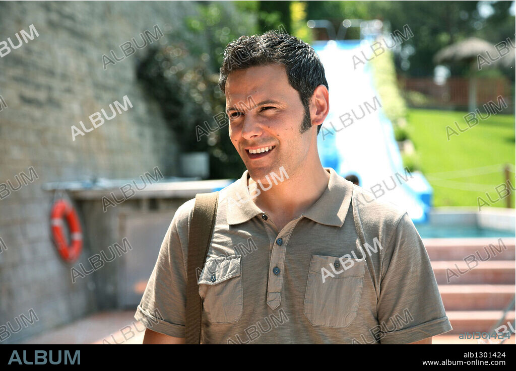 ROBERTO ENRIQUEZ in NO ME PIDAS QUE TE BESE PORQUE TE BESARÉ, 2008, directed by ALBERT ESPINOSA. Copyright RODAR Y RODAR CINE Y TELEVISION S.L.