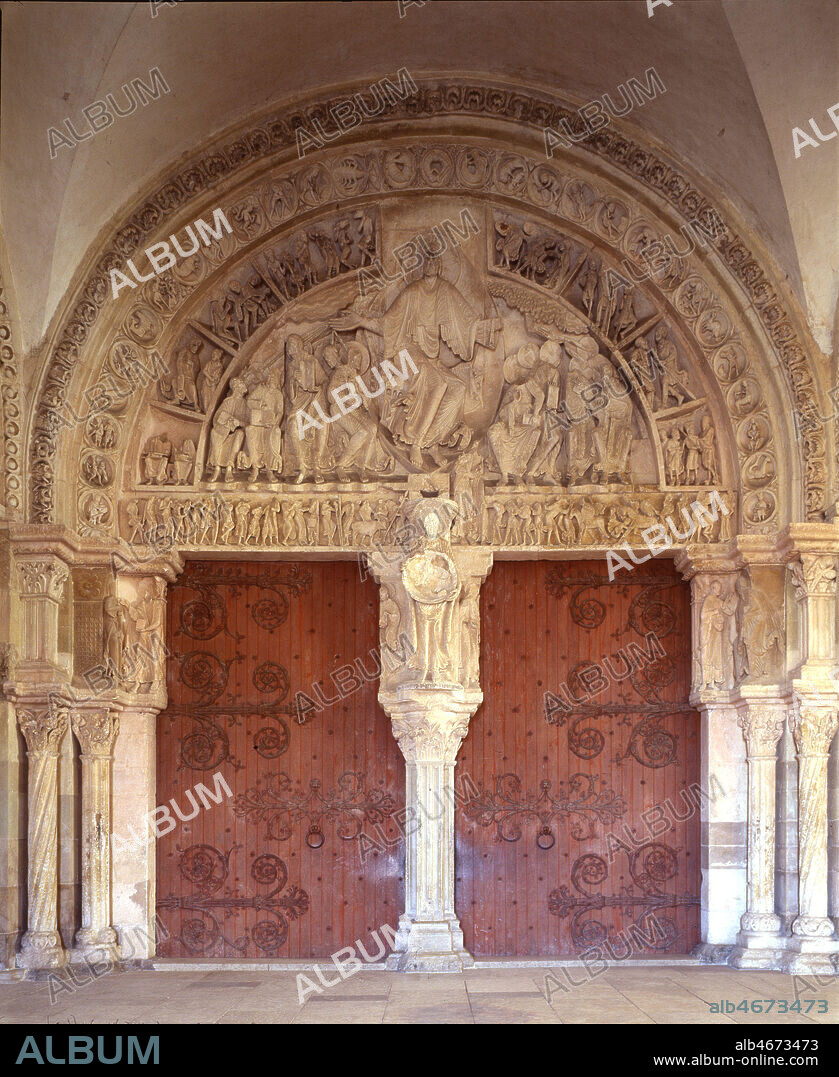 Tympan de l'avant nef de la basilique Sainte Marie-Madeleine a Vezelay.Chef-d'½uvre d'architecture romane du XIIeme siecle, la basilique fut renovee par Viollet-le-Duc a partir de 1840;elle figure sur la première liste des monuments historiques de 1840. Credit: Photo Migny/KHARBINE-TAPABOR.