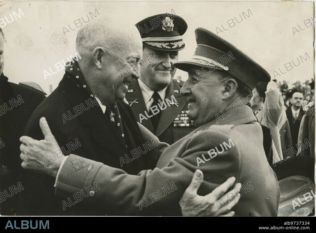 Madrid, 22/12/1959. El 21 de diciembre de 1959, Ike Eisenhower, entonces presidente de Estados Unidos, llegaba a España para una corta visita. Al día siguiente, Franco acudió a despedirle a la base aérea conjunta de Torrejón de Ardoz. A pie de la escalerilla del avión se despidieron con un abrazo que Jaime Pato inmortalizó.