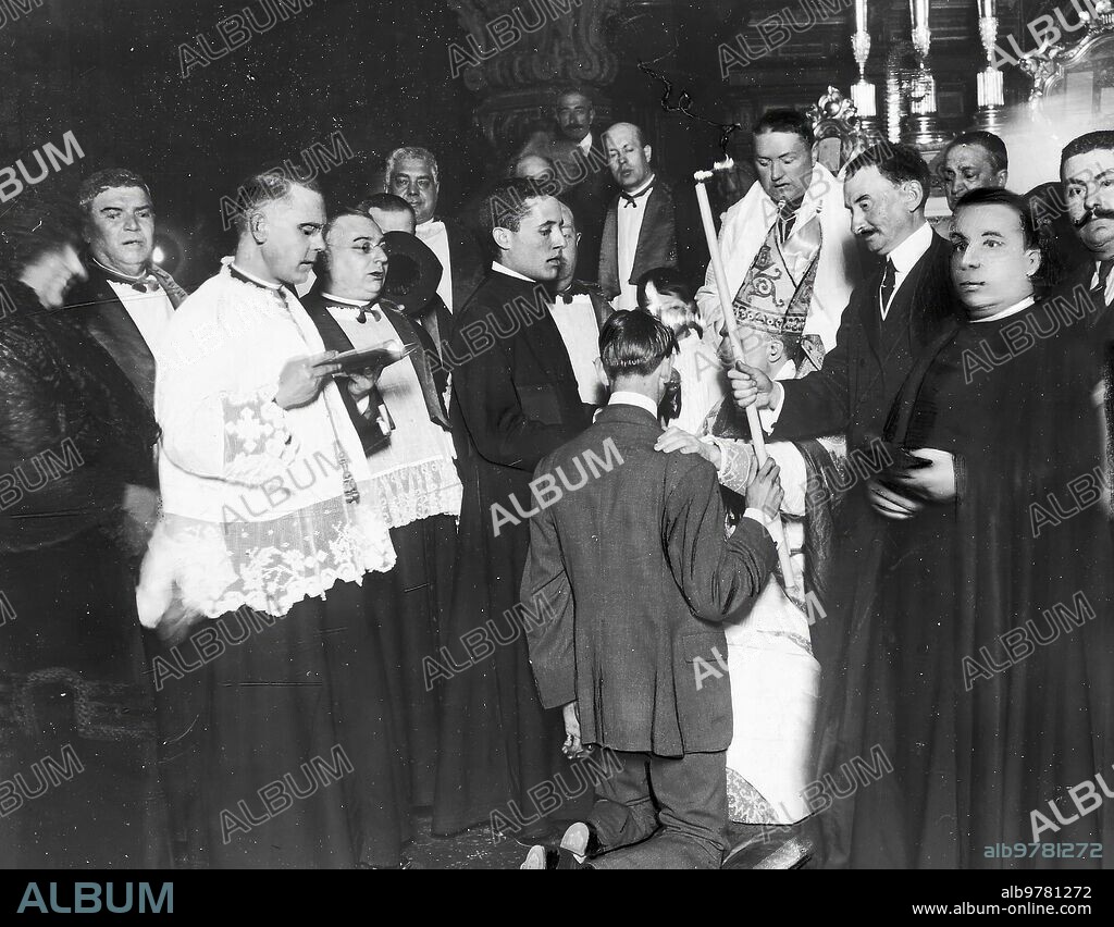 1913. Bautizo de un súbdito alemán en Barcelona. Solemne ceremonia de ser Bautizado el súbdito alemán D. Federico Winter por el Obispo, doctor Laguardia, en la iglesia de santa María del Mar. Foto Arija.