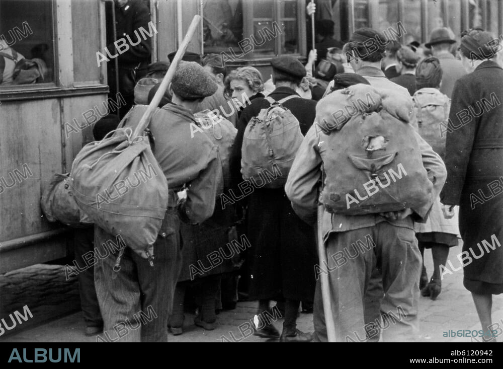 Berliner Blockade, 24. Juni 1948 - 12. Mai 1949. Westberliner kehren von einer Hamsterfahrt in die Ostzone mit Kartoffeln zurück, die in den Westsektoren durch die Blockade nur unzureichend zugeteilt werden können. Foto, 12.10.1948.
