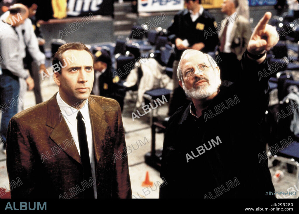 BRIAN DE PALMA y NICOLAS CAGE en SNAKE EYES [OJOS DE SERPIENTE], 1998 (SNAKE EYES), dirigida por BRIAN DE PALMA. Copyright PARAMOUNT PICTURES / DORY, ATTILA.