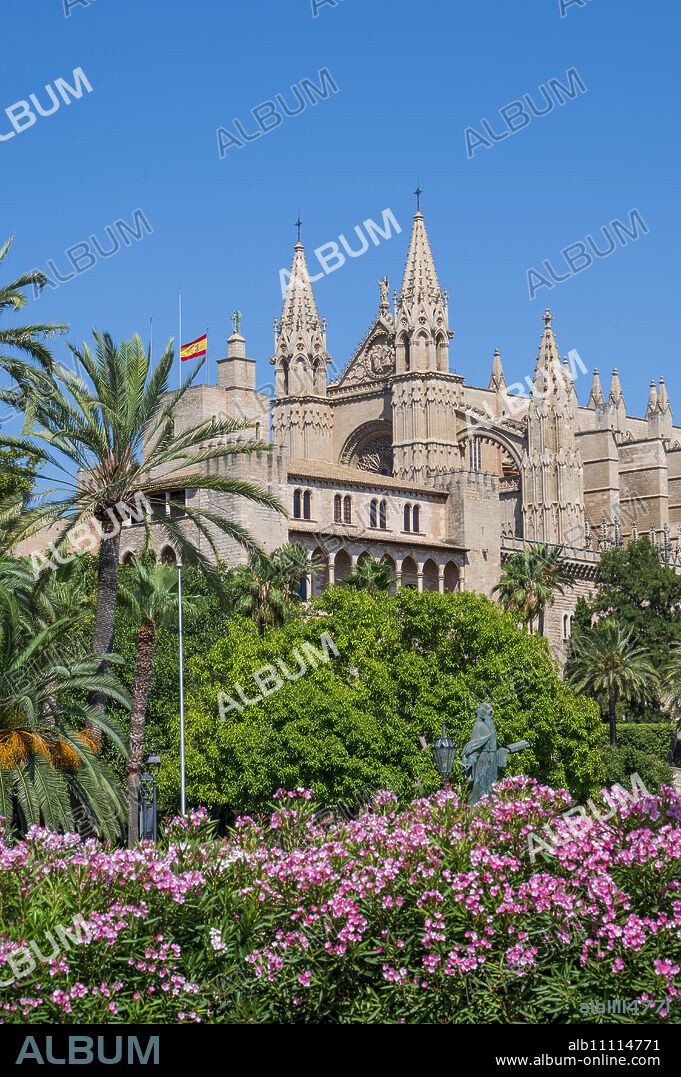 Palma Cathedral with red flower display, Palma de Mallorca, Mallorca (Majorca), Balearic Islands, Spain, Mediterranean, Europe.