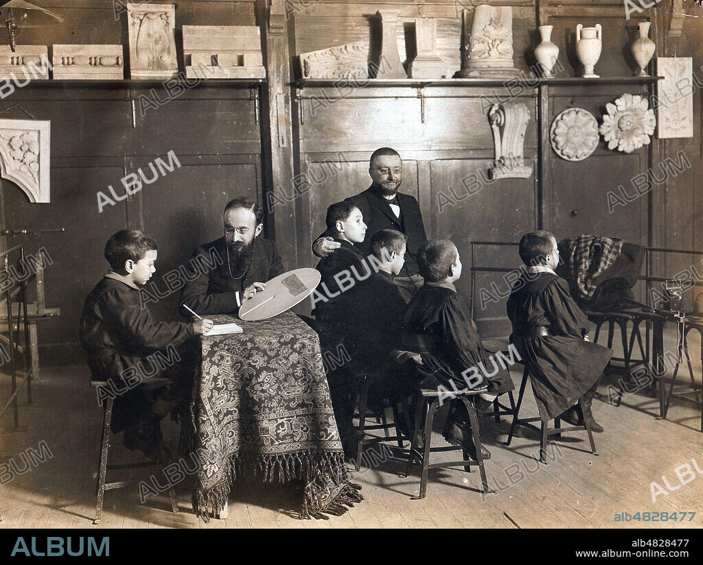Alfred BINET (1857-1911) et Theodore SIMON (1873-1961) soumettant des enfants a des tests psychotechniques dans leur laboratoire de l'ecole de la rue Granges-aux-Belles a Paris. Photographie anonyme de 1907. Credit : Collection Avant-Demain/Kharbine-Tapabor.