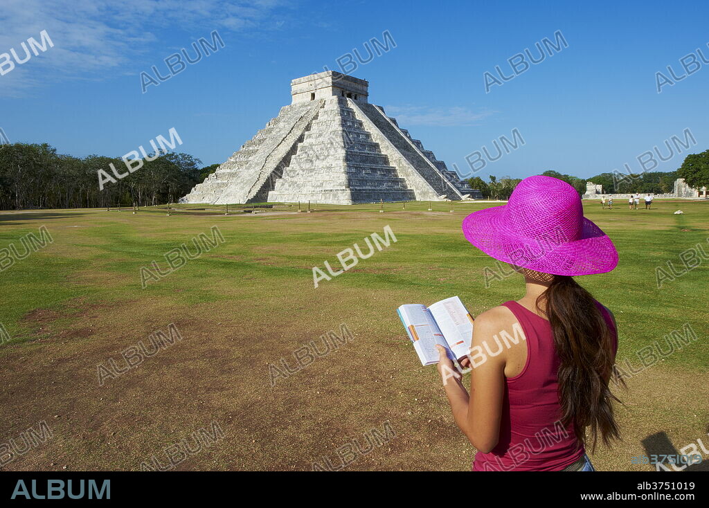 Tourist looking at El Castillo pyramid (Temple of Kukulcan) in the ancient Mayan ruins of Chichen Itza, UNESCO World Heritage Site, Yucatan, Mexico, North America.