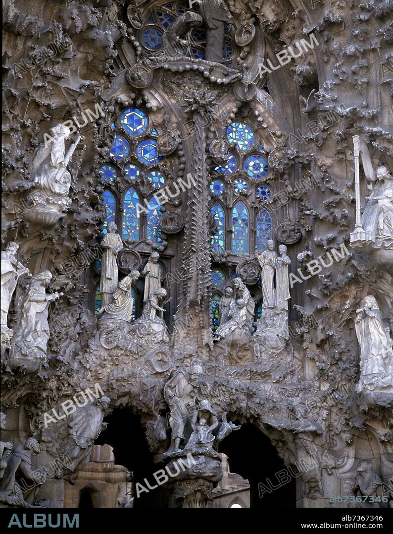 ANTONI GAUDÍ. FACHADA DEL NACIMIENTO - SAGRADA FAMILIA.
