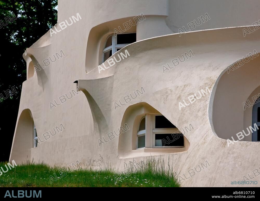 Einsteinturm 1919-20 von Erich Mendelsohn Turmteleskop und Laboratorium Fassadendetail mit Wasserspeiern.