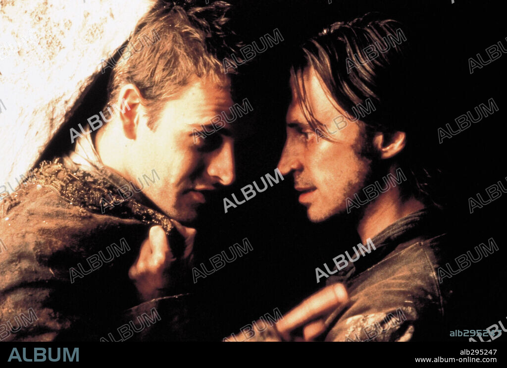 JONNY LEE MILLER and ROBERT CARLYLE in PLUNKETT AND MACLEANE, 1999, directed by JAKE SCOTT.