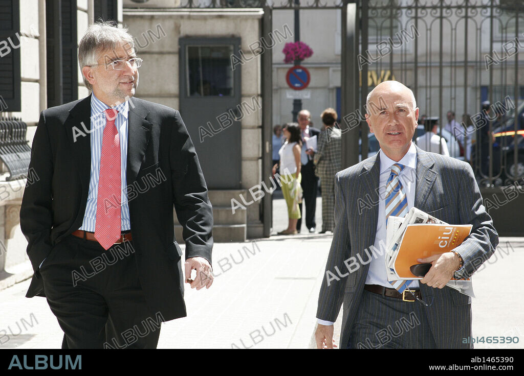 JOSEP ANTONI DURAN I LLEIDA (derecha) y JOSEP SANCHEZ LLIBRE (izquierda), políticos catalanes pertenecientes al partido nacionalista Convergència i Unió (CiU), y portavoces en el Congreso. Durán y Sanchez LLibre, dirigiéndose a una sesión de control del gobierno. Mayo del 2005. Madrid. España.