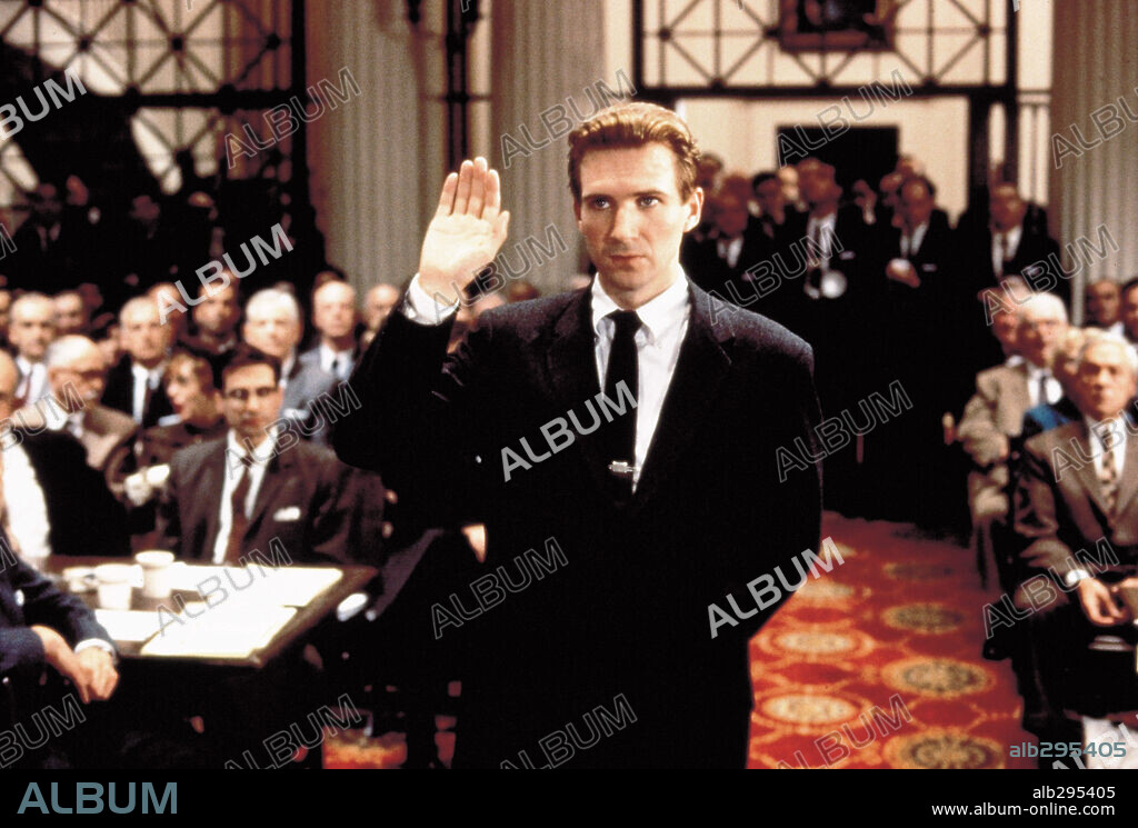 RALPH FIENNES in QUIZ SHOW, 1994, directed by ROBERT REDFORD. Copyright HOLLYWOOD PICTURES.
