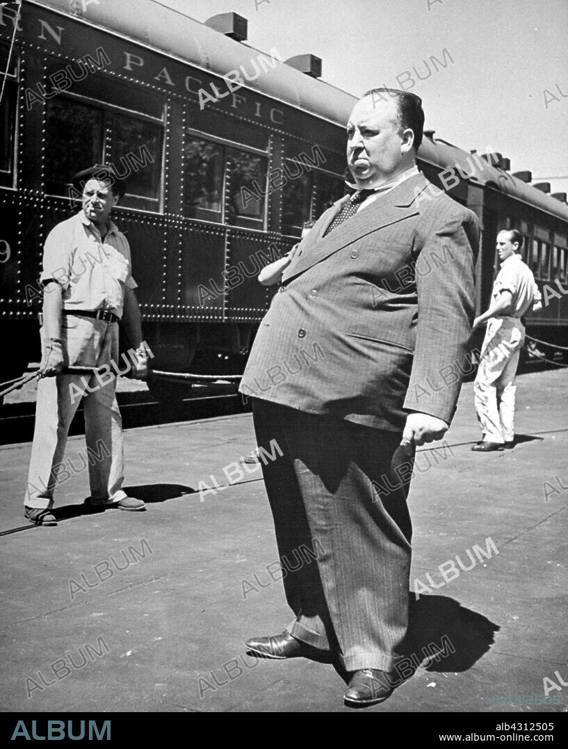 ALFRED HITCHCOCK en LA SOMBRA DE UNA DUDA, 1943 (SHADOW OF A DOUBT), dirigida por ALFRED HITCHCOCK. Copyright UNIVERSAL PICTURES.