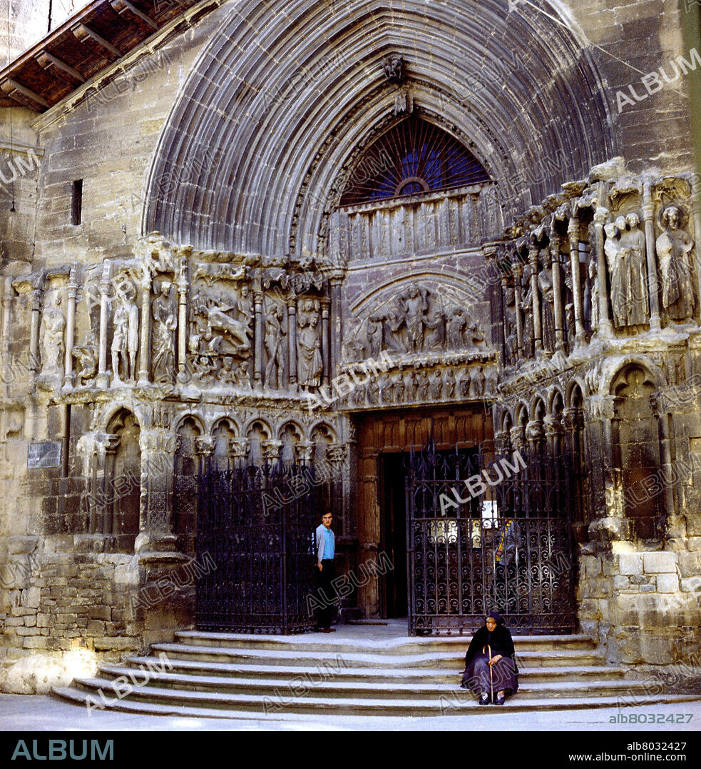 PORTADA DE LA IGLESIA DE SAN BARTOLOME - FOTO AÑOS 60.