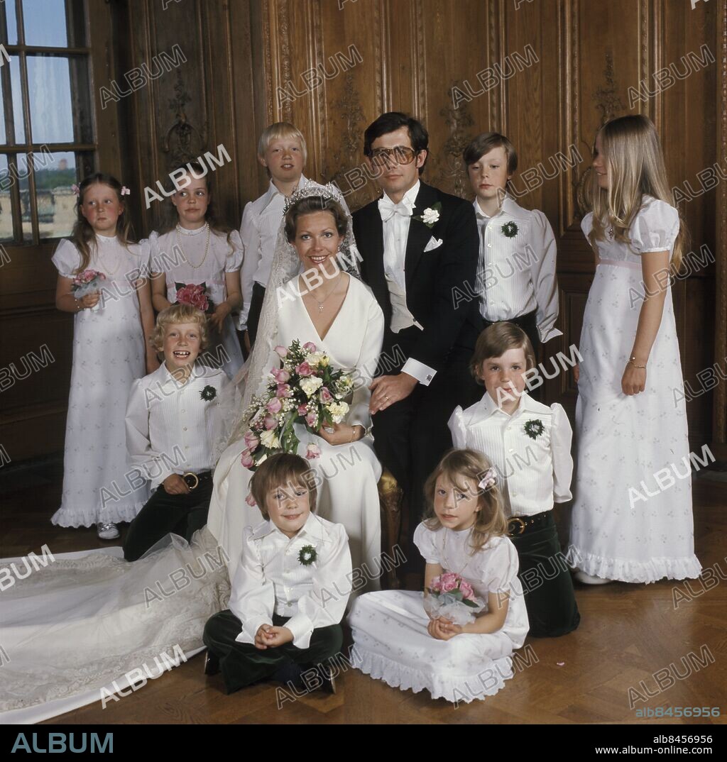 STOCKHOLM 19740615. Prinsessan Christina och Tord Magnuson med brudnäbbarna efter vigseln. Foto: Jan Delden / EXP / SCANPIX kod 10. ***BETALBILD***.
