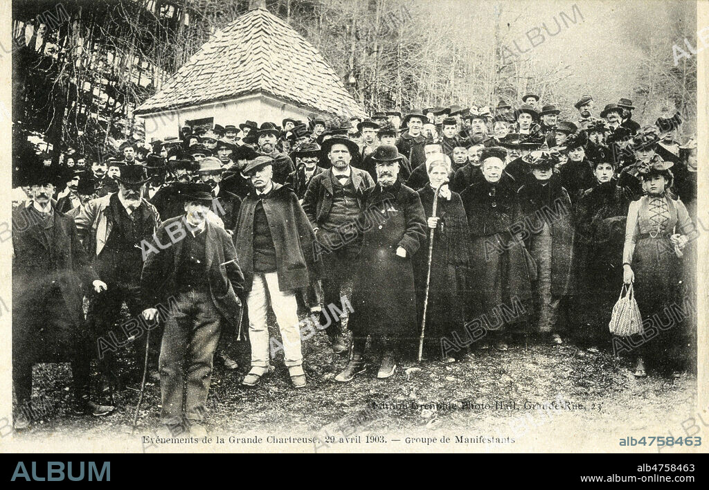 'Evenement de la Grande Chartreuse, 29 avril 1903. groupe de manifestants' (contre les expulsions des Chartreux de France). Photographie anonyme pour une carte postale de 1903. Credit : Collection IM/KHARBINE-TAPABOR.