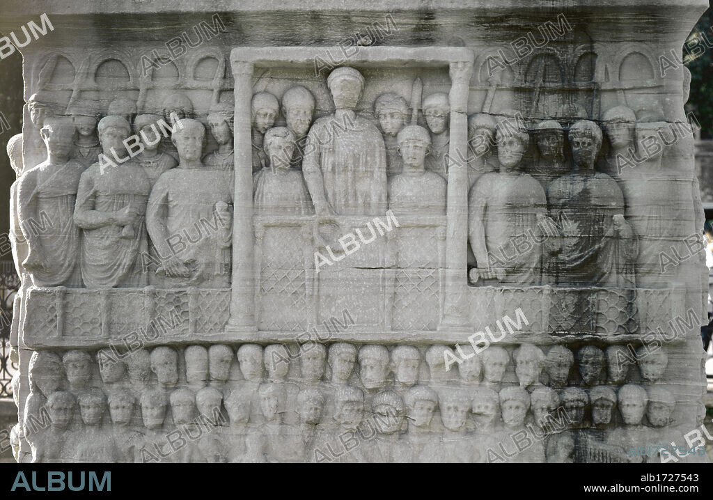 TEODOSIO I, Flavio (Flavius Theodosius) (346-395). Emperador romano (379-395). OBELISCO DE TEODOSIO. Detalle de la base del obelisco que mandó construir él mismo en el 390 d. C. para la ornamentación del HIPODROMO DE BIZANCIO. Detalle del bajorrelieve donde se representa"EL EMPERADOR RODEADO DE SU FAMILIA ENTREGA LA CORONA A LOS TRIUNFADORES DE LAS CARRERAS". ESTAMBUL.