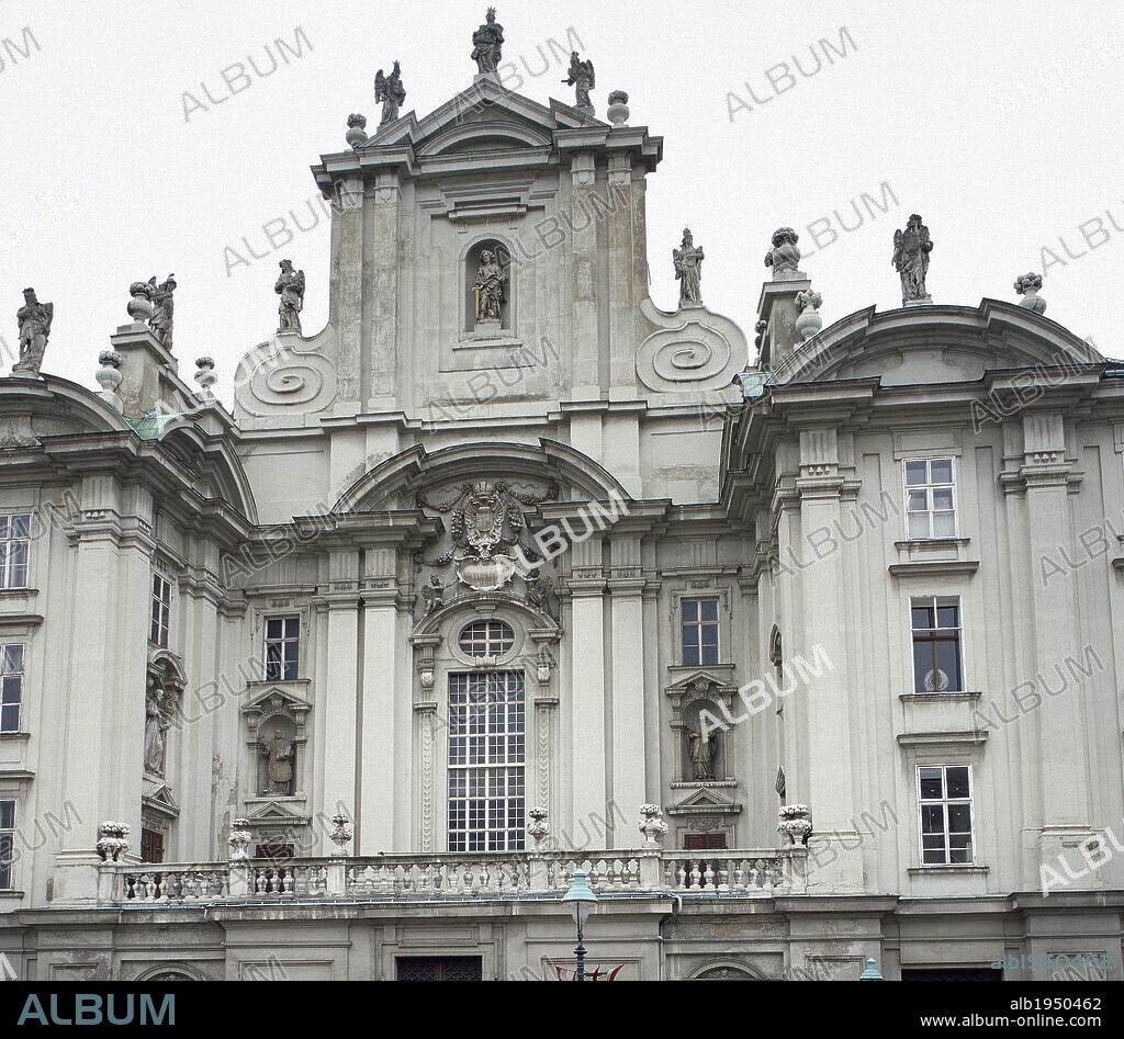 ARTE BARROCO. AUSTRIA. KIRCHE AM HOF. Detalle superior de la fachada de esta iglesia católica, fundada por una orden de frailes carmelitas a finales del s. XIV. La fachada fue rediseñada por el arquitecto italiano Carlo CARLONE en 1662 para introducir una gran balaustrada. Se encuentra en la Am Hof. VIENA.