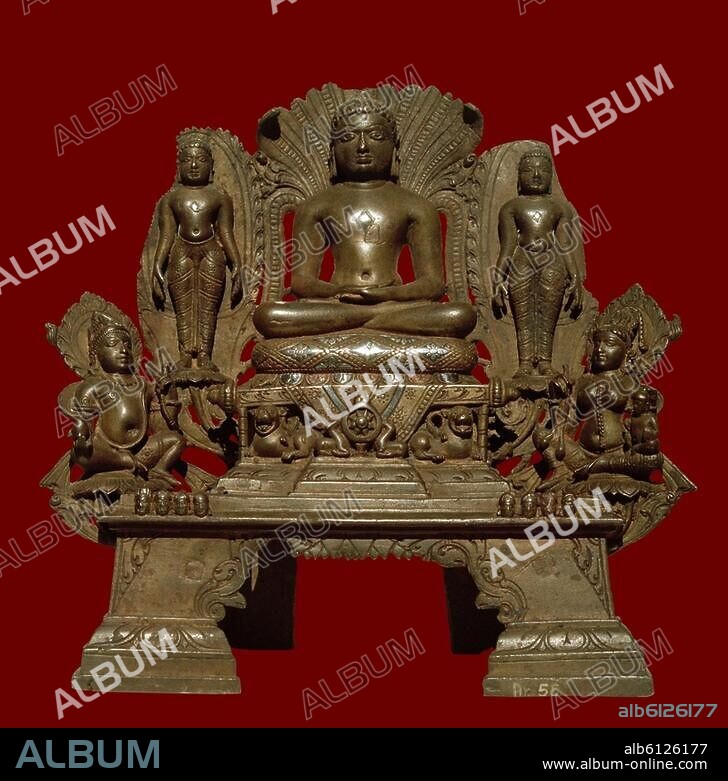 Indische Plastik, Gurjara, 7. Jahrhundert.-Parshvanatha (Furtbereiter des Jainismus und 23. Tirthankara).-Bronze, 30 x 31 x 15 cm. Herkunft: Akota, Baroda, Gujarat. Inv.Nr. 5.139.