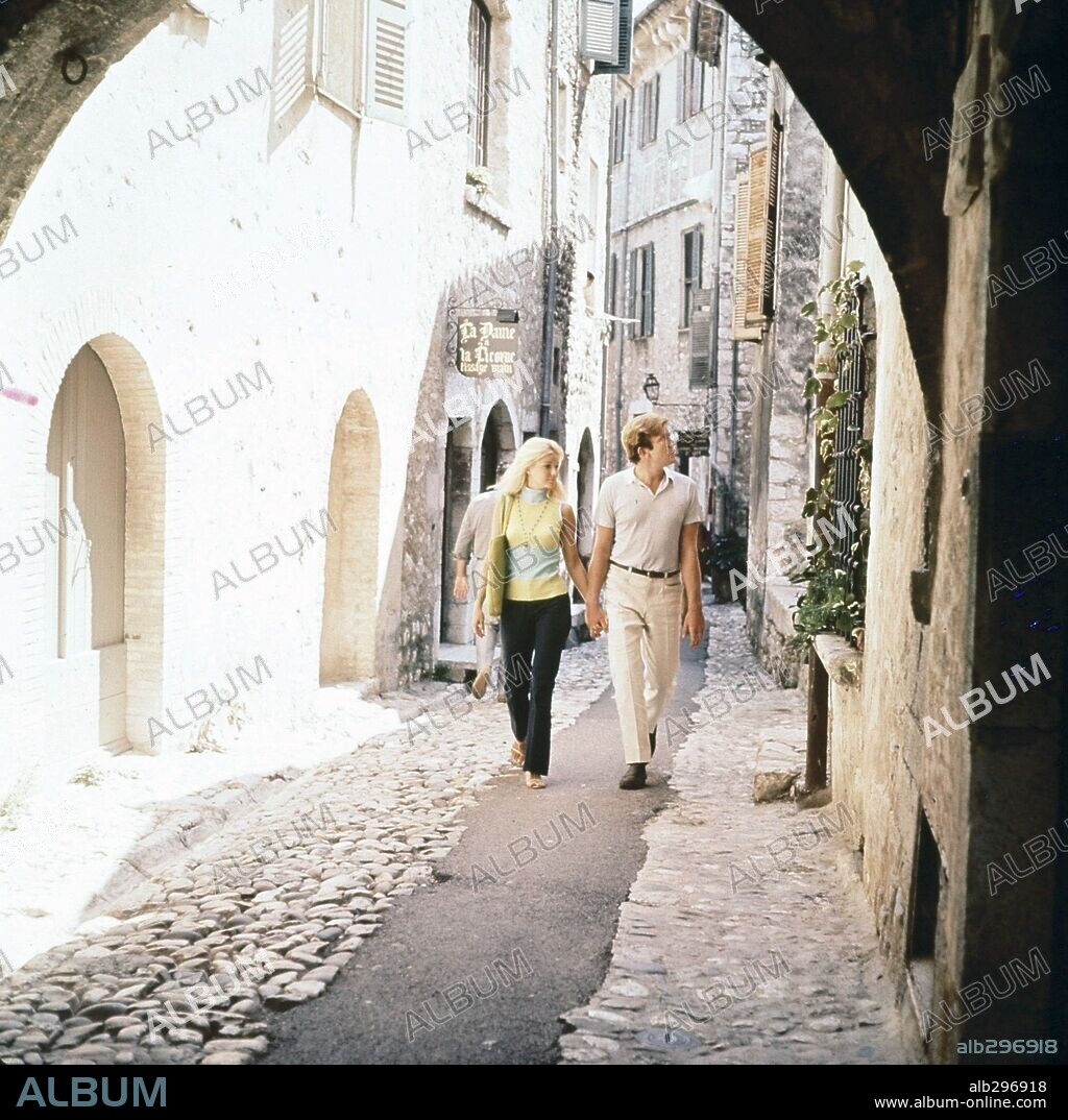 ALBERT FINNEY and YVETTE MIMIEUX in THE PICASSO SUMMER, 1969, directed by SERGE BOURGUIGNON. Copyright WARNER BROTHERS.