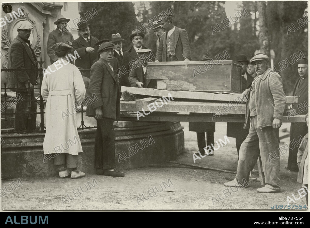 Madrid, 29/11/1919. Traslado de los restos de Goya hasta San Antonio de La Florida. Exhumación de los restos que estaban en el Panteón de Hombres Ilustres del cementerio de San Isidro. Foto: Julio Duque.